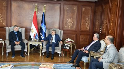 رئيس قناة السويس والهيئة الاقتصادية يشهدان توقيع عقد بين شركة 