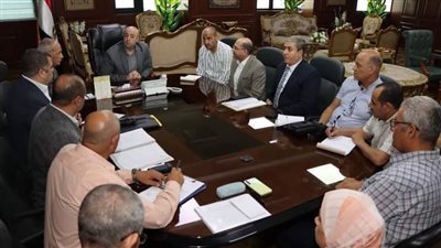محافظ بني سويف يناقش إجراءات استدامة الخدمة بمحطات صرف البساتين وصفط الغربي