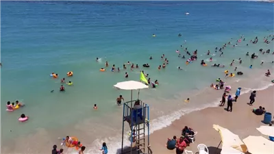 لليوم الثانى على التوالى.. إرتفاع أمواج البحر والمصايف ترفع الرايات الحمراء بالإسكندرية