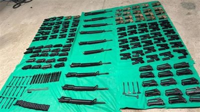 هيئة البث الإسرائيلية: إحباط محاولة لتهريب شحنة أسلحة خفيفة من الأردن لإسرائيل