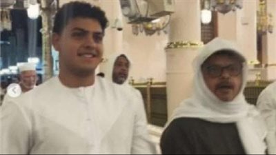 ابن محمد هنيدي يؤدي مناسك العمرة برفقة والده 