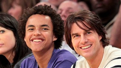 توم كروز وابنه المتبني..  ظهور نادر يشعل مواقع التواصل الإجتماعي