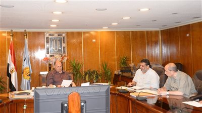 محافظ أسيوط يتابع آخر مستجدات تقنين أراضي الدولة 