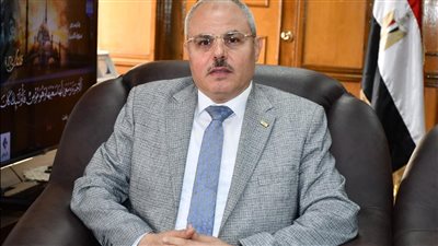 رئيس جامعة قناة السويس يُهنئ كلية العلوم لحصول المعمل المركزي على الإعتماد