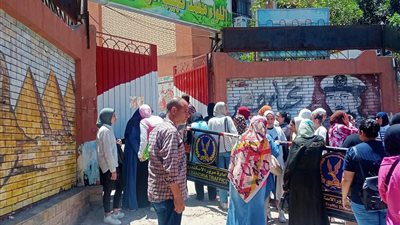 تحت أشعة الشمس.. أولياء الأمور ينتظرون أمام لجان امتحانات الثانوية العامة بالإسكندرية 