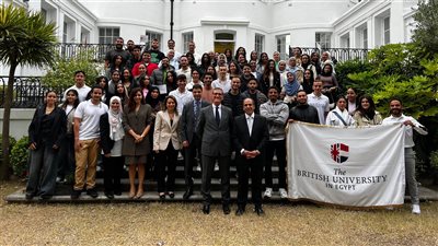 طلاب الجامعة البريطانية يلتقون بالسفير المصري خلال تواجدهم في المملكة المتحدة