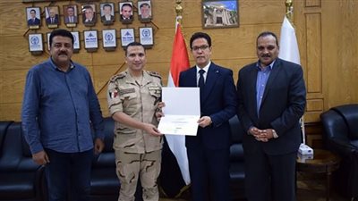 رئيس جامعة بنها يكرم مدير إدارة التربية العسكرية
