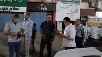 رئيس مركز إطسا بالفيوم يتابع الإلتزام بمواعيد غلق المحلات التجارية  