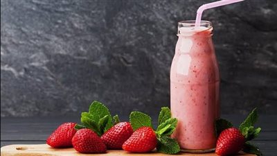 طريقة تحضير سموذي الفراولة اللذيذ في خطوات بسيطة