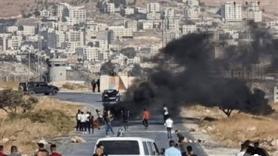 مستعمرون يهاجمون مركبات المواطنين شمال مدينة البيرة