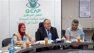 رئيس البحوث الزراعية يلتقي الباحثين بالمعمل المركزي لتحليل متبقيات المبيدات