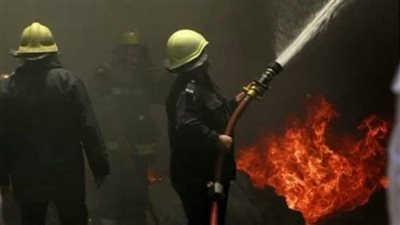 حريق يلتهم حمولة سيارة نقل أثناء تفريغها داخل مخزن بسوهاج