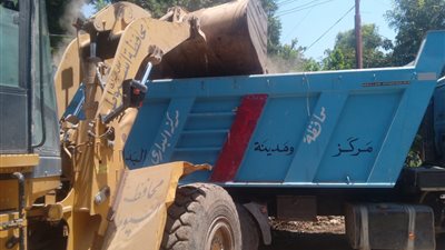 رفع نواتج تطهير الترع والمصارف بمركز بالبداري لضمان وصول المياه لنهاية الترع