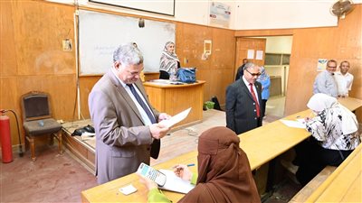 نائب رئيس جامعة الفيوم يتفقد امتحانات الدراسات العليا بكليتَي الخدمة الاجتماعية والعلوم
