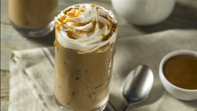 تمتعي بمذاق لذيذ وحضري آيس لاتيه بالكراميل المنعش في الصيف