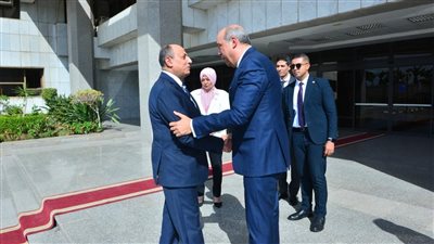 الفريق محمد عباس يستقبل الطيار سامح الحفنى وزير الطيران المدنى