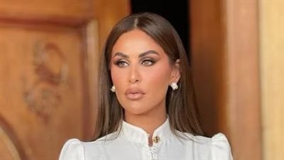 الزهور تزين فستان مي سليم في القاهرة اليوم 