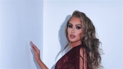 فستان الشراشيب يبرز أنوثة مايا دياب يعيد إمجاد شريهان