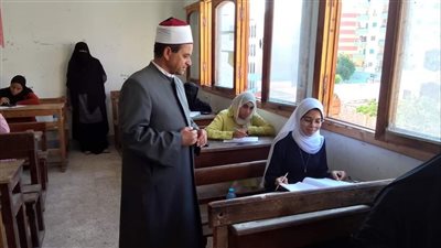 طلاب الأدبي يؤدون امتحان التوحيد بالثانوية الأزهرية