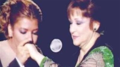 انسحاب مفاجئ لـ أصالة من حفل ليلة وردة.. فيديو قديم مع الراحلة سبب دموعها 