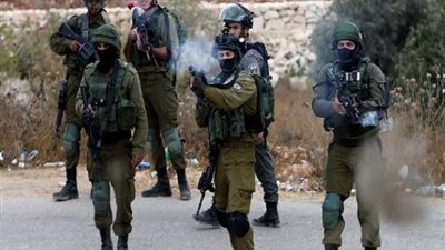 الاحتلال يطلق الرصاص الحي على الفلسطينيين ويصيب اربعة شباب صباح اليوم 