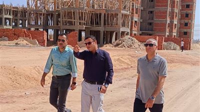 أول زيارة ميدانية.. وزير الإسكان يتفقد وحدات 