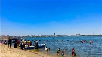 إقبال مصطافيي اليوم الواحد على شواطئ الإسماعيلية وفايد 