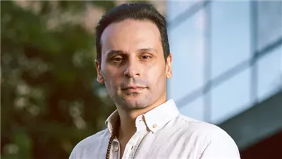 محمود العزازي لـ «الوفد»: مسرحية «نوستالجيا 90 /80» جذبت الجمهور للمسرح من جديد 