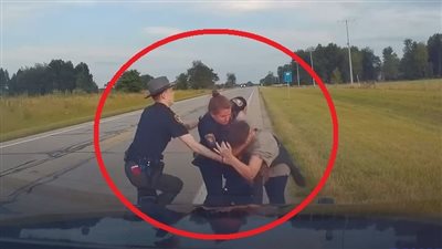 عراك عنيف بين متهمة وشرطية على طريق سريع.. فيديو