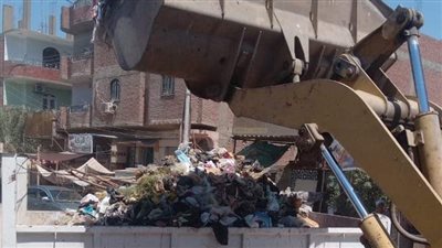 حملة مكبرة لرفع المخلفات بشوارع دشنا فى قنا 