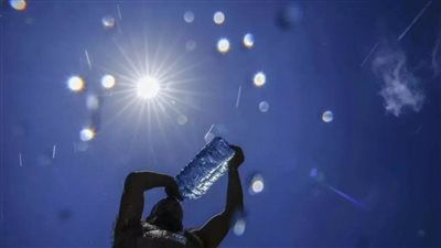 طبيب مناعة يفجر مفاجأة.. تدريبات اللاعبين أثناء الحر قد يسبب الوفاة 