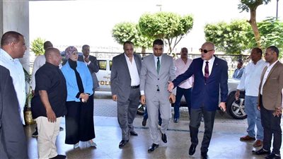 محافظ الأقصر ونائبه يتسلمان مهام عملهما بالديوان العام