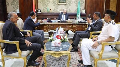 محافظ المنيا يستقبل المهنئين من القيادات التنفيذية لتوليه مهام منصبه