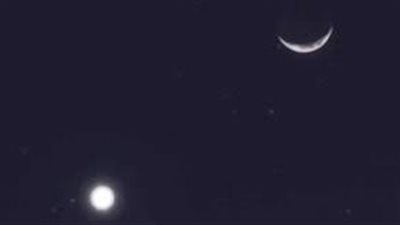 القمر يُعانق عطارد وخلية النحل في مشهد بديع.. الليلة 