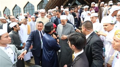 آلاف المسلمين التايلانديين من 45 محافظة يلتقون شيخ الأزهر في بانكوك 