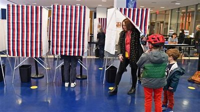 فتح صناديق الاقتراع بجولة ثانية للانتخابات الفرنسية