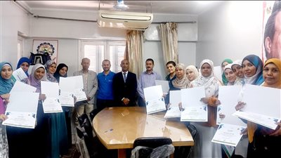 وزارة العمل تسلم شهادات إتمام التدريب المهني لخريجات الدورات التدريبية بقنا