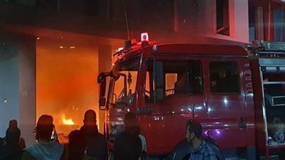 السيطرة على حريق داخل مخزن في النزهة