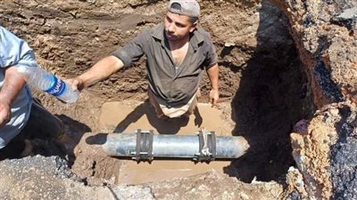 الانتهاء من إصلاح كسر بماسورة مياه الشرب بطريق عمر شاهين بالزقازيق