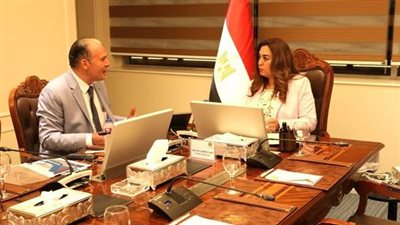 وزيرة التنمية المحلية تلتقي مجموعة من قيادات الوزارة وتتابع ملفات العمل المختلفة 