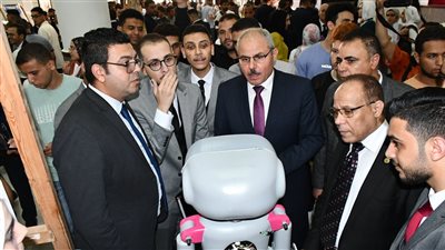  رئيس جامعة قناة السويس يتفقد 40 مشروع تخرج بكلية الهندسة