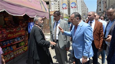 محافظ أسيوط يقود حملة مكبرة لإزالة الاشغالات والتعديات على الطريق وتشميع محلات