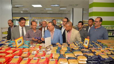 محافظ أسيوط يقود حملة تموينية مفاجئة على المجمعات والمحال التجارية لضبط الاسواق