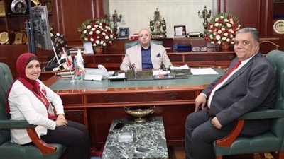 محافظ بني سويف يناقش تكثيف الجهود نحو تحسين الخدمة للمواطنين