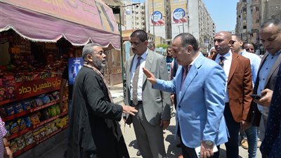 محافظ أسيوط يقود حملة لإزالة الاشغالات والتعديات على الطريق العام 