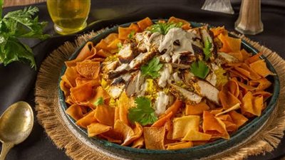 فتة شاورما الدجاج.. أسرار تحضيرها بنكهتها الأصلية