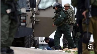 الاحتلال يعتقل مواطنين ويداهم منازلهم غرب رام الله 