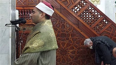 حكم من تخلّف عن خطبة الجمعة ودخل المسجد بعد الإمام 