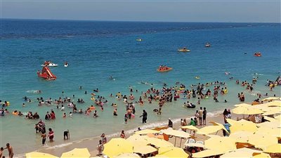 ارتفاع درجات الحرارة وإقبال كبير على شواطئ الإسكندرية