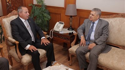الفريق أسامة ربيع يقدم التهنئة إلى محافظ بورسعيد